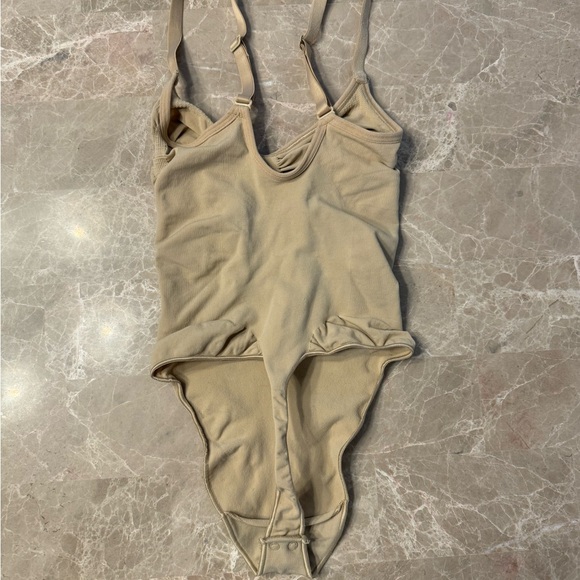 SKIMS SEAMLESS SCULPT THONG BODYSUIT - Picture 5 of 10